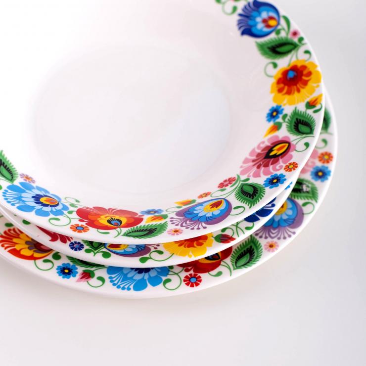 Folk plates on top of each other. Decorated with colorful Lowicz flowers.