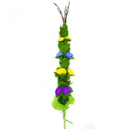 Palma wielkanocna z bibuły - fioletowe, żółte i niebieskie różyczki
