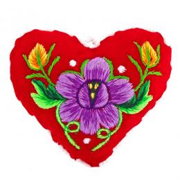 Serduszko na igły z haftowanym fioletowym kwiatkiem