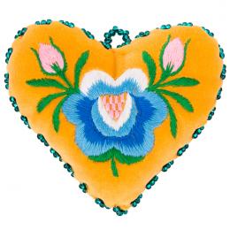 Żółte serduszko na igły z haftem łowickim - niebieska róża z pączkami